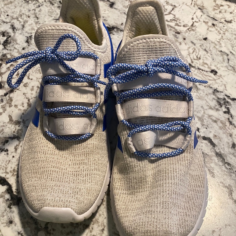 Pre-owned size 9 fairly new no rips, no stains.